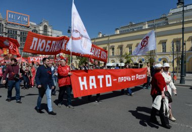   Komünist Partisi, Zafer Bayramı için özel bir gösteri merkezi, Moskova'da sütundur.