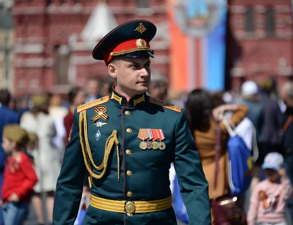 Um oficial do exército russo na Praça Vermelha em Moscou durante a celebração do Dia da Vitória . — Fotografia de Stock