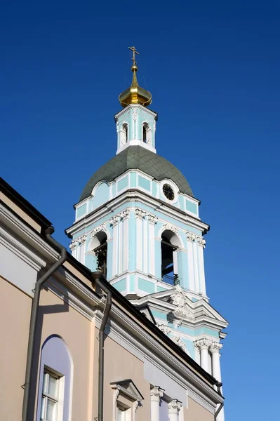 The bell tower of the Church of the Trinity in Silversmiths in Moscow. — Stock Photo, Image