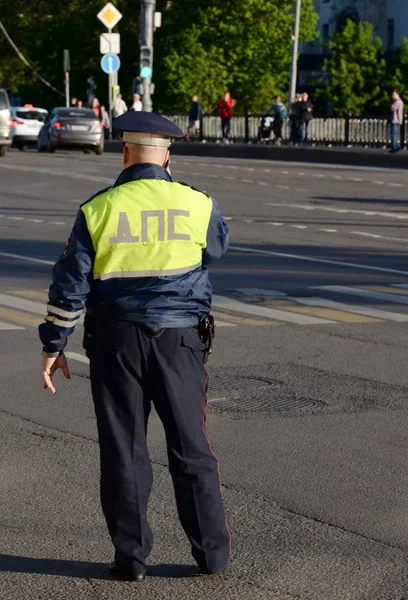 Inspektör av vägen polisen patrullera i centrala Moskva. — Stockfoto