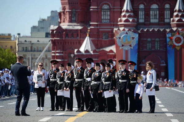 Cadets de Moscou sur la place rouge de la capitale lors de la célébration du Jour de la Victoire . — Photo