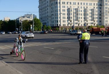  Müfettiş yol polis devriye ve Moskova Merkezi sokakta bir bisikletçi.