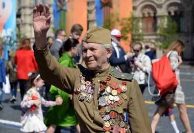  Büyük Vatanseverlik Savaşı Yevgeny Shalashnikov kırmızı kare üzerinde emektar Zafer Bayramı kutlama kırmızı Meydanı Moskova sırasında.