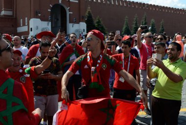  Fas futbol taraftarları kırmızı kare 2018 Dünya Kupası sırasında üzerinde ülkenin bayrağı ile.