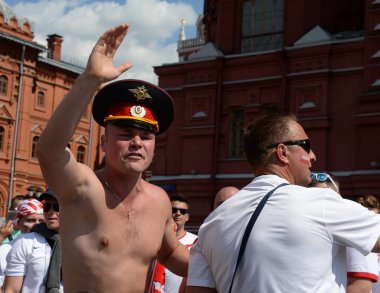  Polonya futbol taraftarları Dünya Kupası sırasında Manezhnaya Meydanı'nda. FIFA Dünya Kupası, dünya 2018.