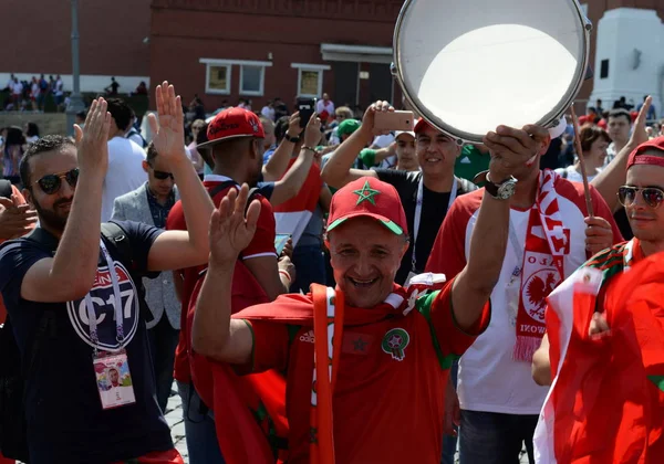 Marocký fotbalový fanoušci s vlajkou země na Rudém náměstí během mistrovství světa ve fotbale 2018. — Stock fotografie