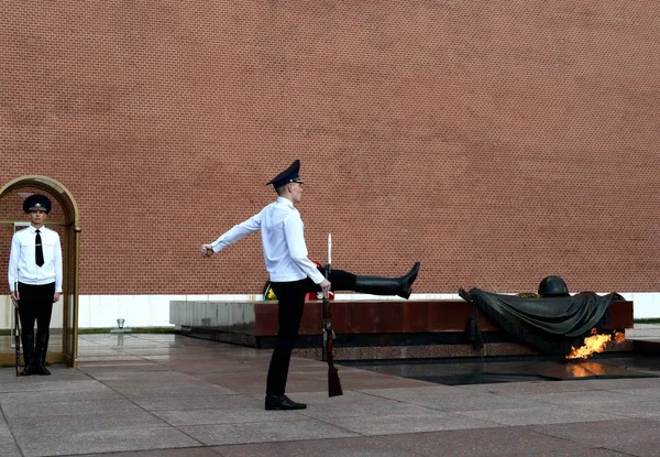 Change of guard of honor at the Tomb of the Unknown Soldier in the Alexander Garden of Moscow. — Stock Photo, Image