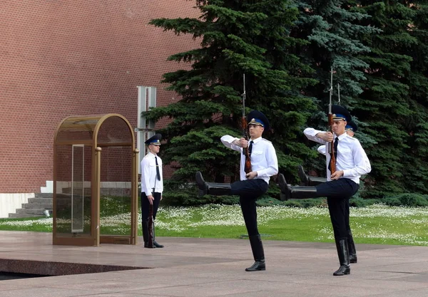 Meçhul asker Moskova'da Alexander Bahçe Türbesi, şeref kıtası değişikliği. — Stok fotoğraf
