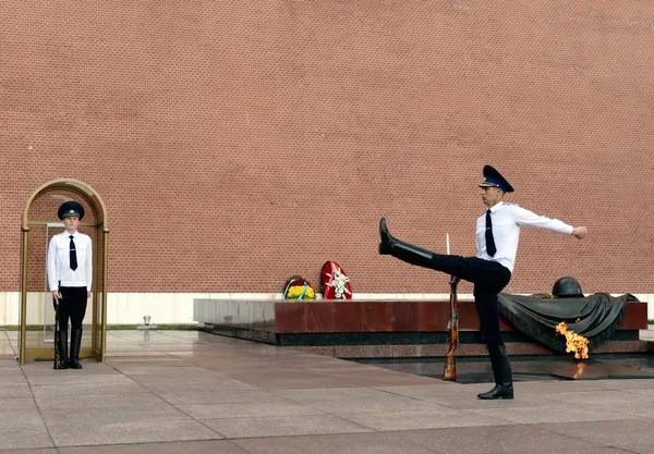 Change of guard of honor at the Tomb of the Unknown Soldier in the Alexander Garden of Moscow. — Stock Photo, Image