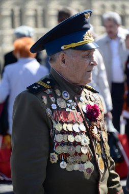 Moskova, Rusya 9 Mayıs 2018: Gazilerinden kırmızı kare üzerinde Büyük Vatanseverlik Savaşı sırasında Zafer Bayramı kutlama kırmızı Meydanı Moskova.