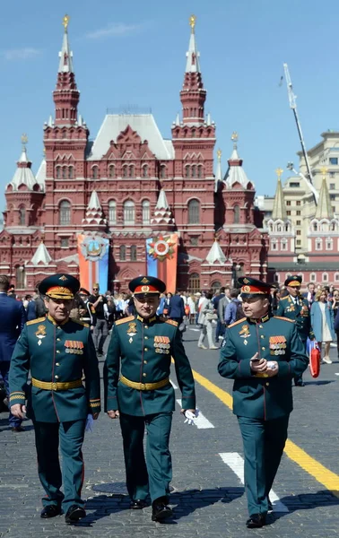 Zafer Bayramı kutlamaları sırasında Moskova Kızıl meydanında Rus ordusunun subayları. — Stok fotoğraf