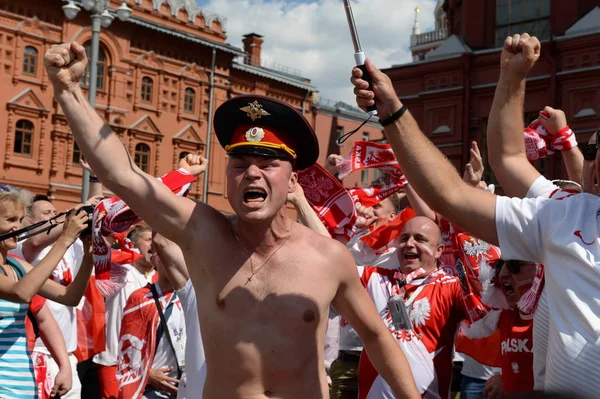 Polske fodboldfans på Manezhnaya Square under VM. FIFA VM, Mundial 2018 . - Stock-foto