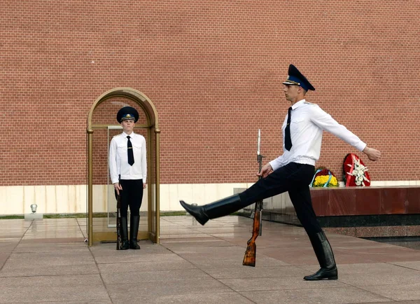 Cambio de guardia de honor en la Tumba del Soldado Desconocido en el Jardín Alejandro de Moscú . —  Fotos de Stock