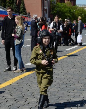  Zafer Bayramı kutlama kırmızı Moskova Meydanı üzerinde sırasında üniformalı bilinmeyen çocuk