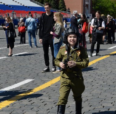  Zafer Bayramı kutlama kırmızı Moskova Meydanı üzerinde sırasında üniformalı bilinmeyen çocuk