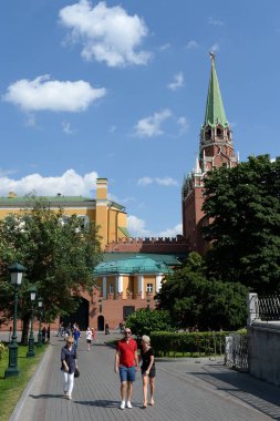 Moskova, Rusya 19 Haziran 2018: Alexander Bahçe Moskova Kremlin duvarları.