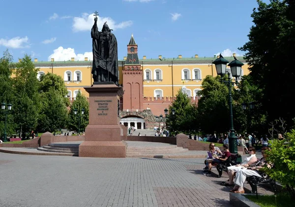 Monumento ao Santo Mártir Ermogen, Patriarca de Moscou no jardim Alexander de Moscou . — Fotografia de Stock