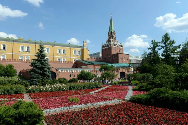 Moskova, Rusya 19 Haziran 2018: Alexander Bahçe Moskova Kremlin duvarları.