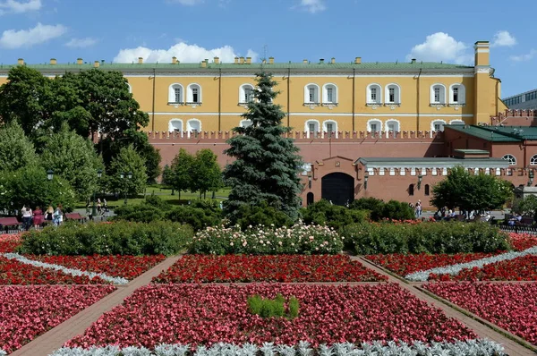 Moskova, Rusya 19 Haziran 2018: Alexander Bahçe Moskova Kremlin duvarları.
