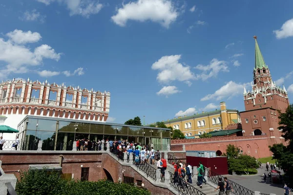 Moskova Rusya Haziran 2018 Turist Stand Moskova Kremlin Kutafia Kulesi — Stok fotoğraf