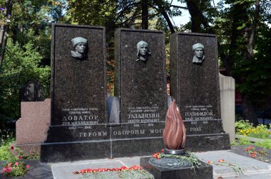 Moskova, Rusya 27 Ağustos 2016: Mezar kahramanlarından Sovyetler Birliği Lev Dovator, Victor Talalikhin ve Ivan Panfilov Moskova'da Novodevichy mezarlığında.