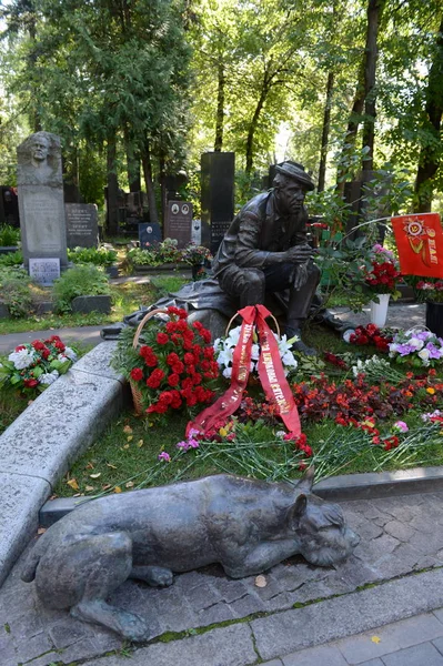 Могила актёра Юрия Никулина на Новодевичьем кладбище в Москве . — стоковое фото