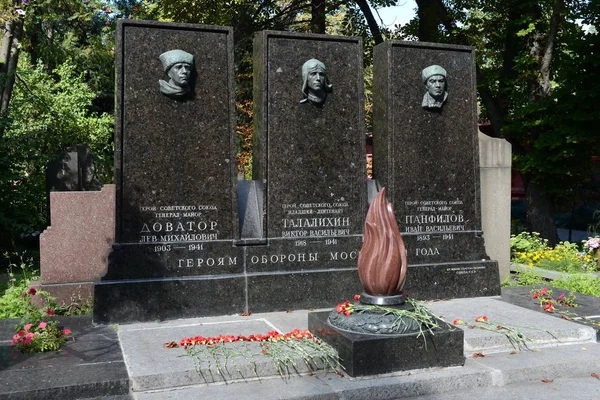 Moskova, Rusya 27 Ağustos 2016: Mezar kahramanlarından Sovyetler Birliği Lev Dovator, Victor Talalikhin ve Ivan Panfilov Moskova'da Novodevichy mezarlığında.
