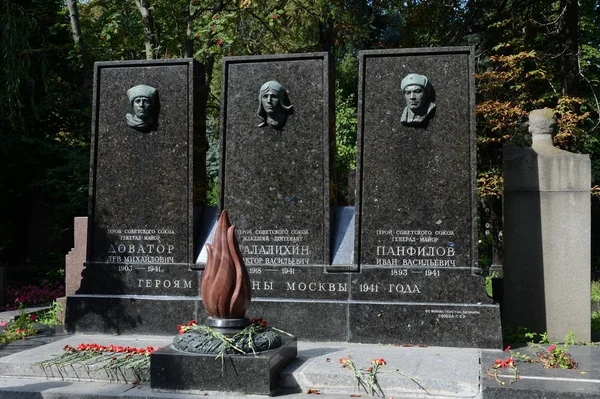 Moskova, Rusya 27 Ağustos 2016: Mezar kahramanlarından Sovyetler Birliği Lev Dovator, Victor Talalikhin ve Ivan Panfilov Moskova'da Novodevichy mezarlığında.