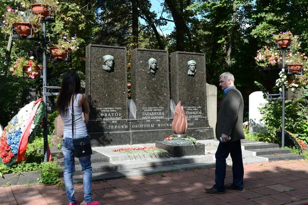 苏联英雄墓上的人们 Dovator, 维克多 Talalikhin 和伊万潘菲洛夫在莫斯科新处女公墓. — 图库照片