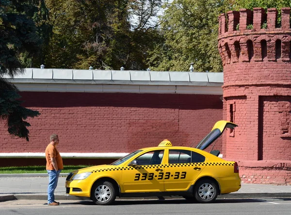 Taksi şoförü yolcu bagaj bölmesi, Moskova Novodevichy mezarlığında yükseltilmiş bir kapı ile bekliyor. — Stok fotoğraf