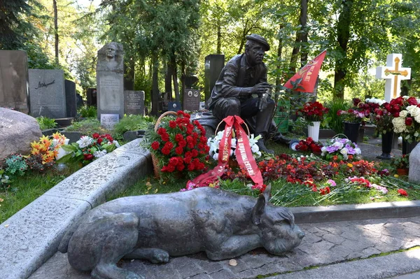 Могила актёра Юрия Никулина на Новодевичьем кладбище в Москве . — стоковое фото