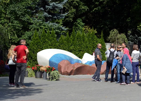 Turistas en la tumba del primer presidente de Rusia Boris Yeltsin en el cementerio Novodevichy en Moscú . — Foto de Stock