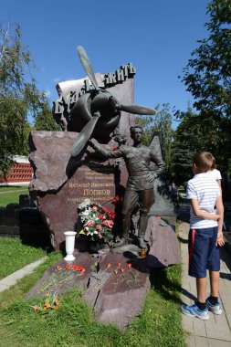  İki kez kahraman olarak Sovyetler Birliği, pilot Vitaly Popkov Moskova'da Novodevichy mezarlığında mezar.