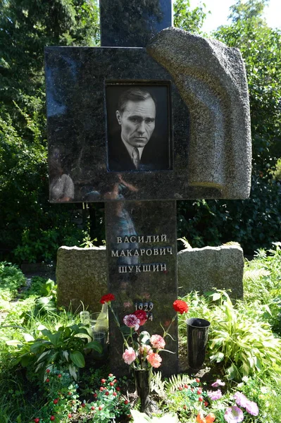 Hrob spisovatele Vasilij Šukšin na Novoděvičím hřbitově v Moskvě. — Stock fotografie