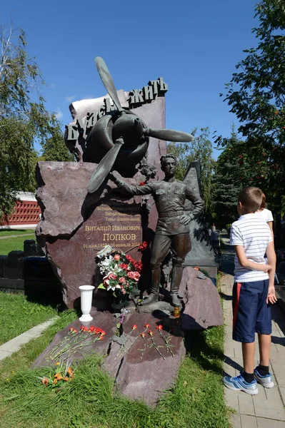苏联两次英雄的坟墓, 飞行员 Popkov 在莫斯科的新处女公墓. — 图库照片