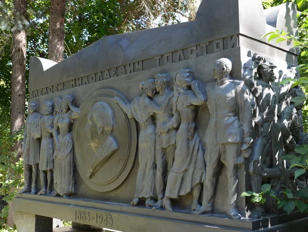 O túmulo do escritor Alexei Tolstoy no cemitério Novodevichy em Moscou . — Fotografia de Stock