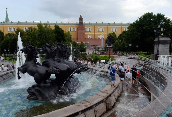 Una vista del Jardín Alexander y el grupo de esculturas de cuatro caballos "The Times of the Year" en la Plaza Manege en el centro de Moscú — Foto de Stock