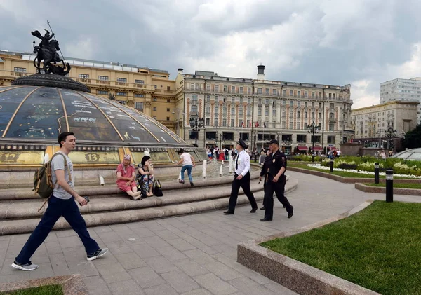 Personer på ”Clock of the World” fontänen på Manezhnaya torget i Moskva. — Stockfoto