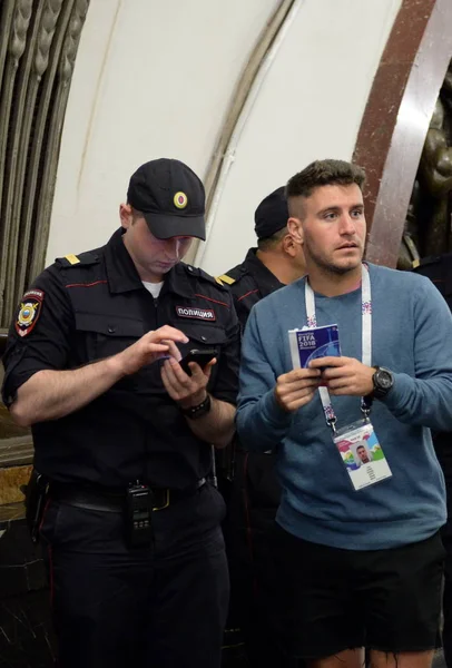  Polis Moskova metrosu doğru istasyonu bulmak için futbol fan yardımcı olur..