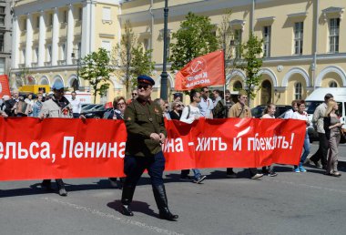   Komünist Partisi, Zafer Bayramı için özel bir gösteri merkezi, Moskova'da sütundur.