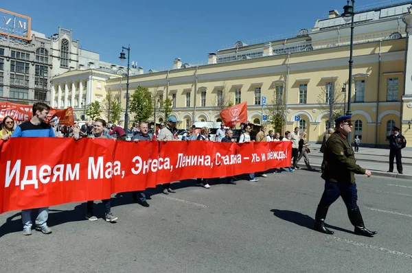La colonna del partito comunista è al centro di Mosca in una manifestazione dedicata al Giorno della Vittoria . — Foto Stock