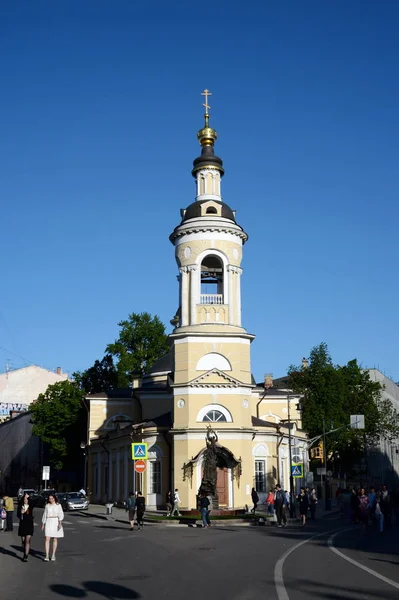 Una vista de la Iglesia de la Natividad de la Santísima Virgen en Kulishki y un monumento a los "Hijos de Beslan" en el centro de Moscú . — Foto de Stock