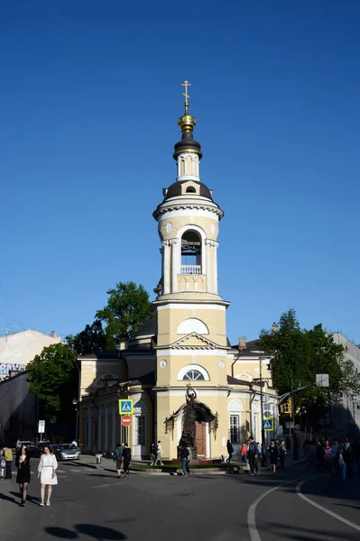 Uma vista da Igreja da Natividade da Bem-Aventurada Virgem em Kulishki e um monumento aos "Filhos de Beslan" no centro de Moscou . — Fotografia de Stock