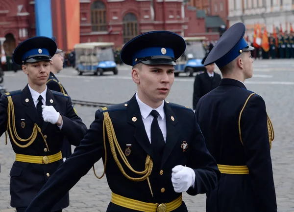 Soldats du régiment présidentiel à la répétition du défilé militaire sur la place rouge à Moscou . — Photo