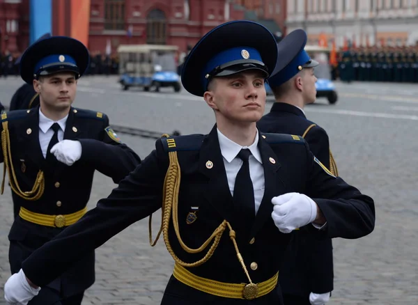 モスクワの赤の広場で軍事パレードのリハーサルで大統領連隊の兵士. — ストック写真