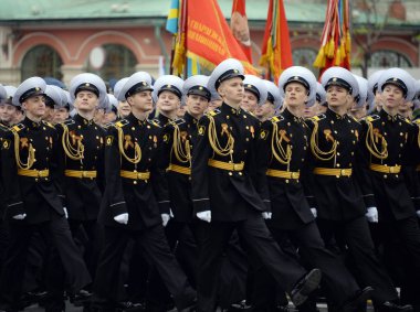 MOSCOW, RUSSIA 6 Mayıs 2018: Nakhimov Donanma Okulu öğrencileri Zafer Günü onuruna Kızıl Meydan 'daki geçit töreninin kostümlü provası sırasında.