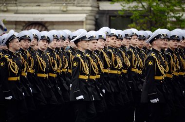 MOSCOW, RUSSIA 6 Mayıs 2018: Nakhimov Donanma Okulu öğrencileri Zafer Günü onuruna Kızıl Meydan 'daki geçit töreninin kostümlü provası sırasında.