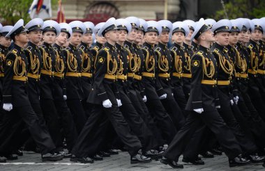 MOSCOW, RUSSIA 6 Mayıs 2018: Nakhimov Donanma Okulu öğrencileri Zafer Günü onuruna Kızıl Meydan 'daki geçit töreninin kostümlü provası sırasında.