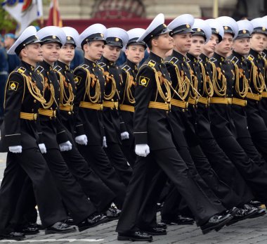 MOSCOW, RUSSIA 6 Mayıs 2018: Nakhimov Donanma Okulu öğrencileri Zafer Günü onuruna Kızıl Meydan 'daki geçit töreninin kostümlü provası sırasında.