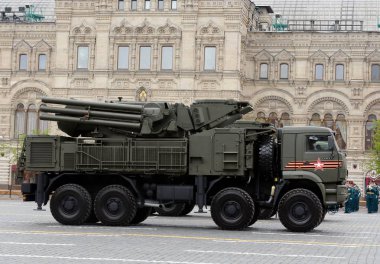  Pantsir-Sa uçaksavar füzesi ve Zafer Bayramı kostümlü prova sırasında top sistem Moskova'nın kırmızı kare içinde geçit töreni.